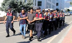 Sırıtarak girdiği adliye binasından tutuklanarak çıktı