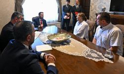 Bakan Gürlek, yorgun merminin isabet etmesi sonucu hayatını kaybeden Emir Yuşa'nın ailesiyle bir araya geldi