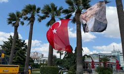 Balıkesir'de Türk bayrağının yanına Cumhurbaşkanı Erdoğan'ın fotoğrafının asılmamasına tepki