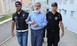 Alparslan Kuytul, kendinden habersiz hareket eden örgüt üyesinin sırtında sopa kırmış