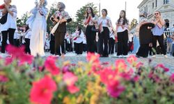 Tarihi meydanda rekor kırıldı, bin 58 kadın aynı anda halay çekti