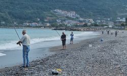 Karadeniz'de balık bolluğu yaşanıyor: Oltasını kapan deniz kenarına koştu