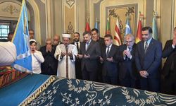 Bakan Çiftçi, Ertuğrul Gazi Türbesi'ni ziyaret etti, hafızlık öğrenimi gören öğrenciye bisiklet hediye etti