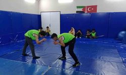 Hasköy'de genç güreşçiler minderde ter döküyor
