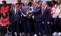 Muğla Valisi Akbıyık'a 'Spora Destek Veren Devlet Adamı' ödülü