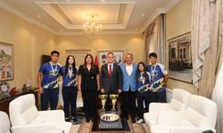 Vali Akbıyık Türkiye şampiyonu olan Yıldız rafting sporcularını ağırladı