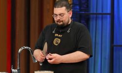 MasterChef Eray siyasete girdi! Rozetini Yavuz Ağıralioğlu taktı