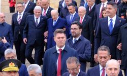 Bahçeli ve Dervişoğlu, Anıtkabir merdivenlerinden kol kola indi