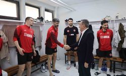 Başkan Dere'den maç öncesi Sungurlu Belediyespor ile Galatasaray Madeş Mobilya takımlarına ziyaret