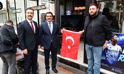 Başkan Taşkın'dan vatandaşlara Türk bayrağı hediyesi