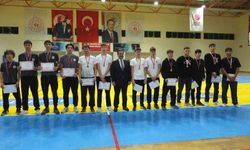 Burhaniye'de Cumhuriyet Kupası Turnuvası ödülleri sahiplerini buldu