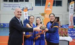 Sokak basketbolunda şampiyonlar kupalarını aldı