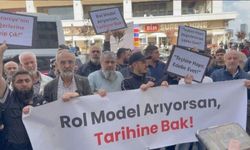 Ellerinde pankartlarla KonohaFest'i bastılar!
