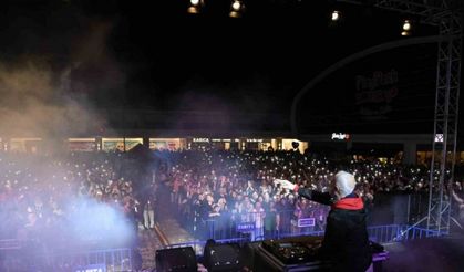 DJ Suat Ateşdağlı ve sanatçı Ekin Uzunlar Gül Festivalinde Ispartalılarla buluştu