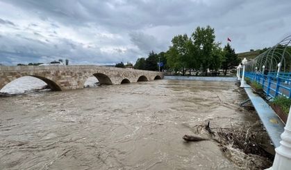 Taşköprü’de tarihi köprü su debisinin yükselmesi nedeniyle trafiğe kapatıldı