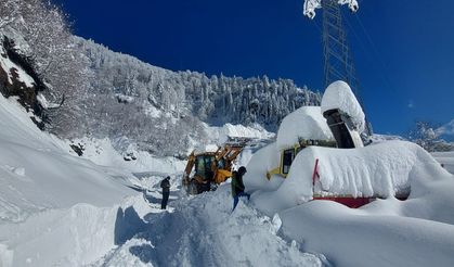 Artvin Camili bölgesinde karla mücadele çalışmaları havadan görüntülendi