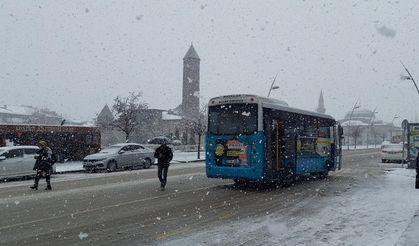 Erzurum’da Mart ayında yağan kar 147 köy yolunu ulaşıma kapadı!