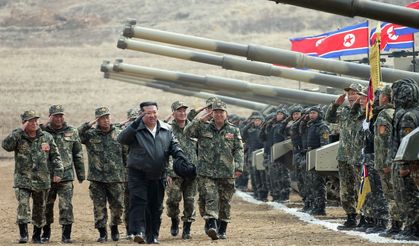 Kuzey Kore Lideri Kim Jong-un yeni tankı test etti