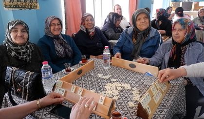Erkeklerin giremediği kıraathanede kadınlar okeye döndü