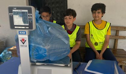 Ödül almak isteyen öğrenciler, okula poşet poşet çöp taşıyor