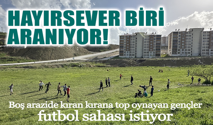 Boş arazide kıran kırana top oynayan gençler futbol sahası istiyor