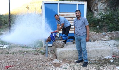 Depremle birlikte 11 kuyudan 6'sının kuruduğu mahallede, saniyede 8 litre su çıkan yeni kuyu yüzleri güldürdü