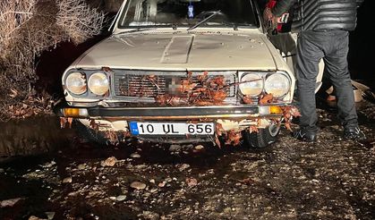 Dereden karşıya geçen otomobil akıntıya kapıldı, 2 kişi mahsur kaldı