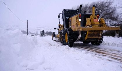 Karda mahsur kalanların imdadına yetişiyorlar