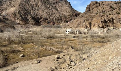 Artvin Yusufeli Barajı'nda Sular Çekildi, Tarihi Köy Ortaya Çıktı