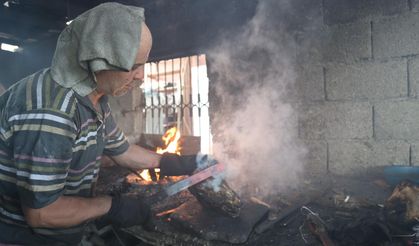 Adana sıcağında "Kelle Paça" ütücülerin zorlu mesaisi