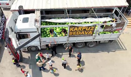 Hayırsever esnaf, 20 ton karpuzu 1 saat içinde vatandaşlara bedava dağıtarak bitirdi