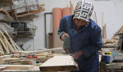 Erzincanlı Kadın Girişimci 15 Yıldır Tek Başına Ahşap Ürün İmalatını Sürdürüyor