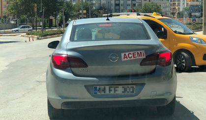 Aracının arkasına ‘acemi' yazıp trafiğe çıktı