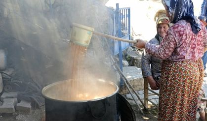 Selendi'de şifa kaynağı pekmez kaynatılmaya başlandı