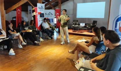  İsveç Milletvekili Castro, gençlerle Efes Selçuk’ta Buluştu