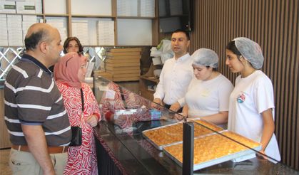 Öğrencilerin uygun fiyata ürettiği baklava için sıraya giriyorlar!