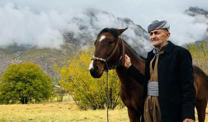 Türkiye-Irak Sınırında Doğa Harikası: Kar ve Sonbahar Renkleri Büyüledi
