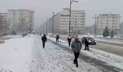 Sivas buz kesti! termometreler eksi 19 dereceyi gösterdi