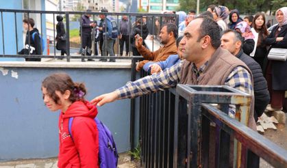 Saldırının gerçekleştiği okulun velileri çocuklarını öperek okula yolladı