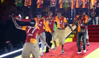 Trendyol Süper Lig şampiyonu Galatasaray, stadyumda düzenlenen törenle kupasını aldı