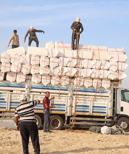 12 saat çalışıp günlük 3 bin liraya saman presliyorlar