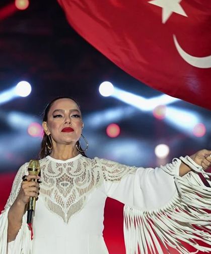 Ebru Gündeş'in 69 milyon liralık konseri CHP'yi de Ankara'yı da karıştırdı