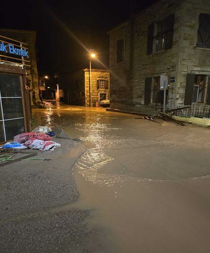 İzmir'de dereler taştı: Yeni Foça'yı su bastı