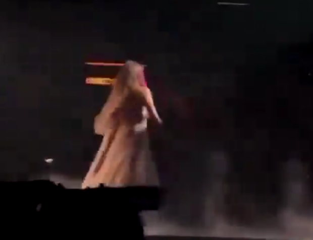 Eurovision şarkı yarışmasında İsrailli yarışmacı yuhlandı ve koşarak sahneden kaçtı