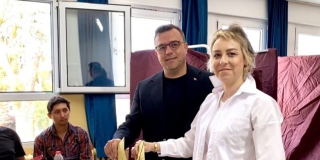 AK Parti Seferihisar İlçe Başkanı Aydın eşi ile birlikte oyunu kullandı