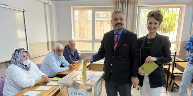 CHP İzmir İl Başkanı Aslanoğlu ve eşi oylarını kullandı