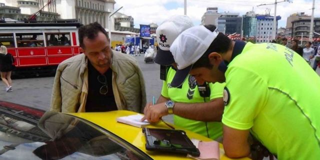 Başkasının ehliyeti ile trafiğe çıkan taksici, denetime takıldı