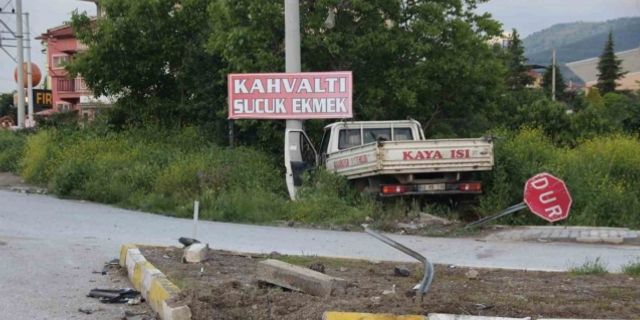 Kamyonet ile otomobilin çarpıştığı kazada 1 kişi öldü, 4 kişi yaralandı
