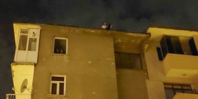 Kız arkadaşından ayrıldı, 5 katlı binadan atlamak istedi
