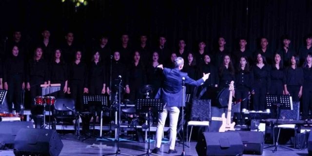 Lise öğrencilerinden depremzedeler yararına konser etkinliği